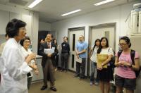 課程簡介會參加者在生物醫學學士課程主任馮國培教授（左三）的帶領下參觀本院的中心實驗室設施